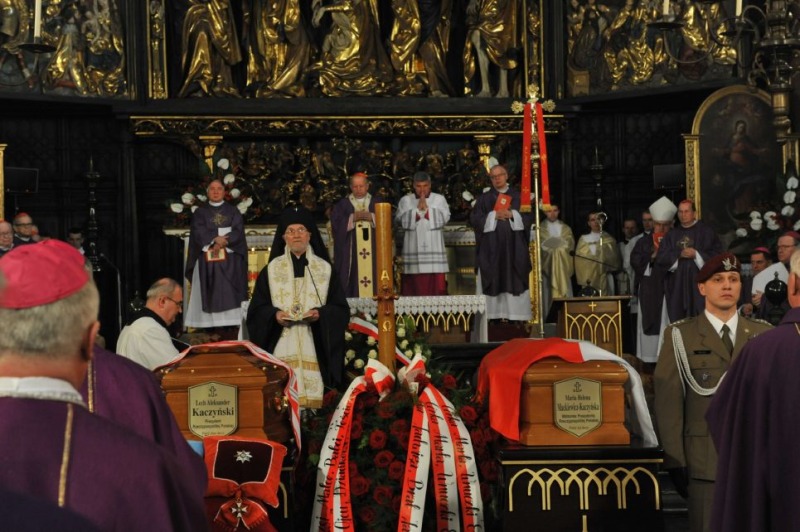 Abp Szymon: Modlimy się o spokój dusz prezydenta Lecha i jego małżonki Marii