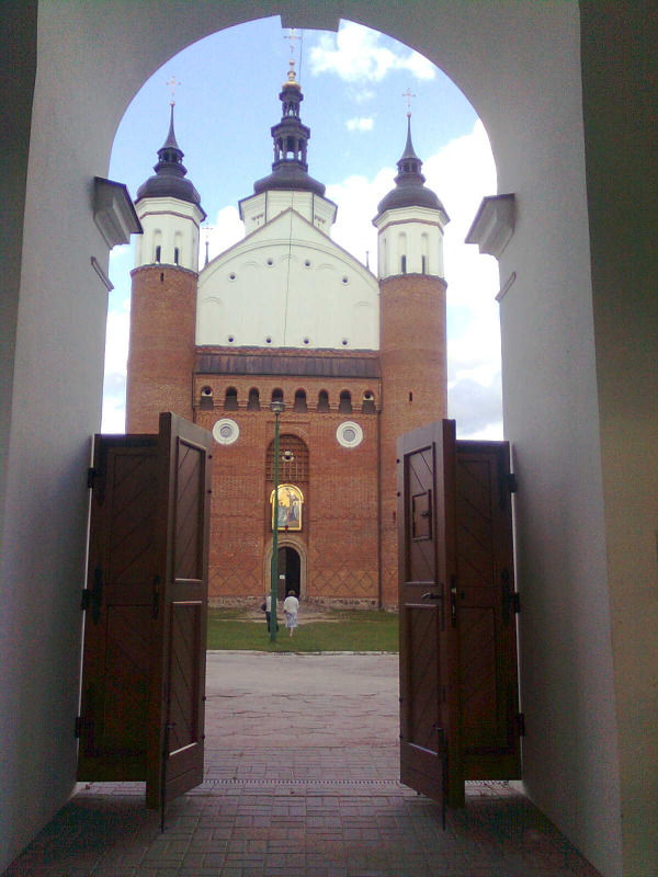 Nowe bramy w supraskim monasterze
