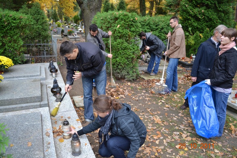 Wrocławscy studenci porządkowali Cmentarz Grabiszyński