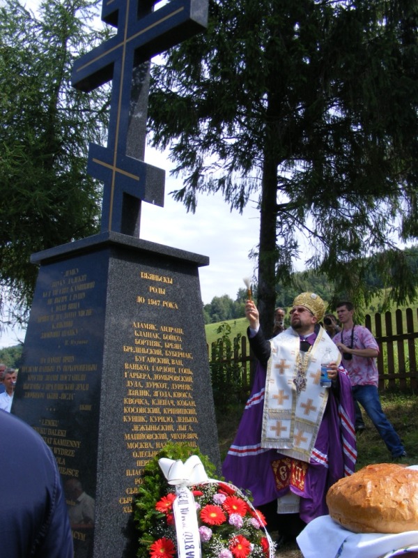 Poświęcenie krzyża pamięci w Izbach
