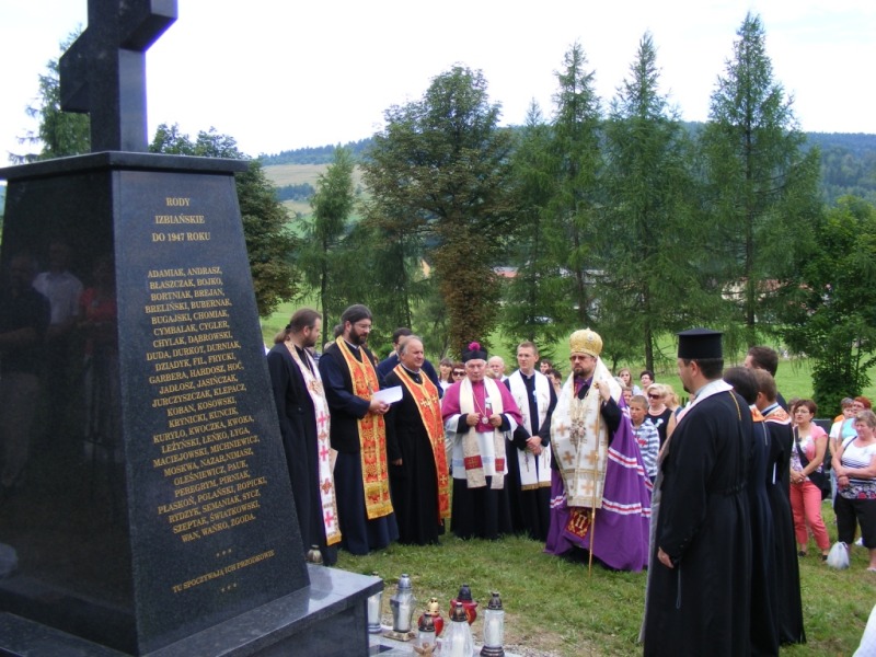 Poświęcenie krzyża pamięci w Izbach