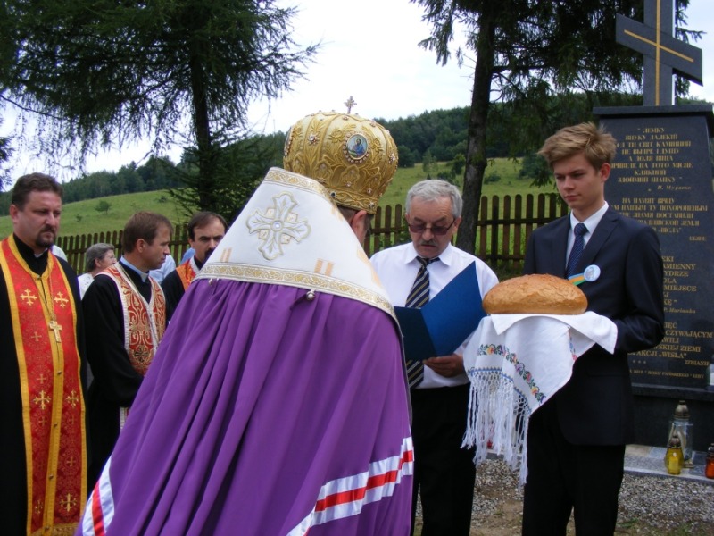 Poświęcenie krzyża pamięci w Izbach