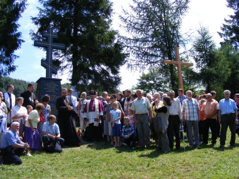 Poświęcenie krzyża pamięci w Izbach