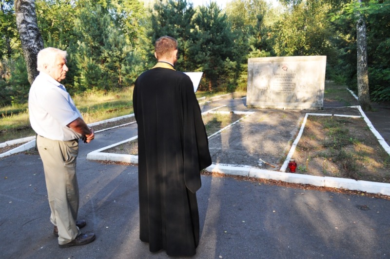 Modlitwa na cmentarzach wojennych ziemi ostrowskiej