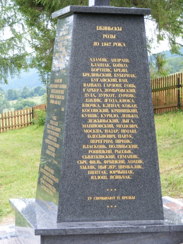 Poświęcenie krzyża pamięci w Izbach