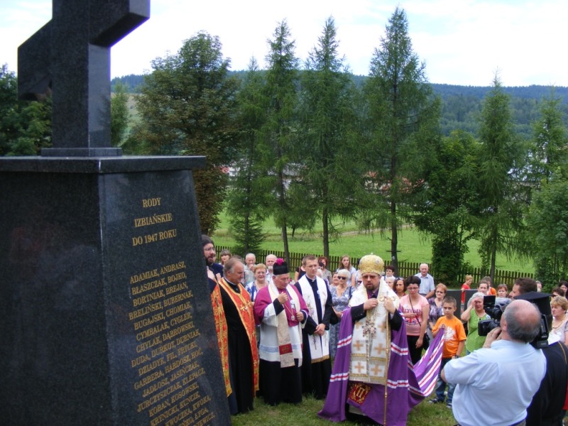 Poświęcenie krzyża pamięci w Izbach