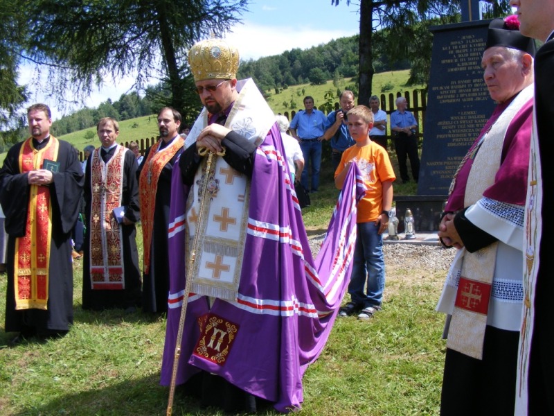 Poświęcenie krzyża pamięci w Izbach