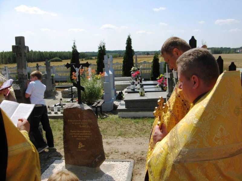 Poświęcenie krzyża upamiętniającego 65 rocznicę akcji „Wisła”