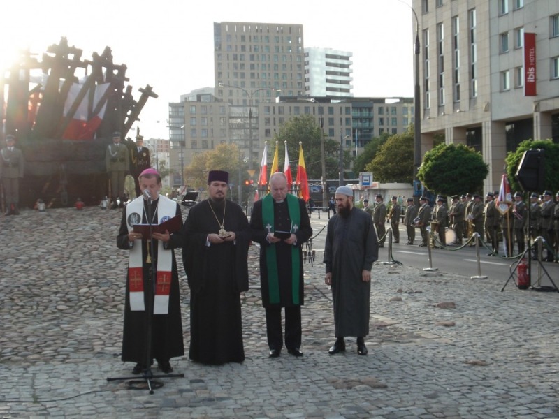 Uroczystość przed pomnikiem Poległym i Pomordowanym na Wschodzie