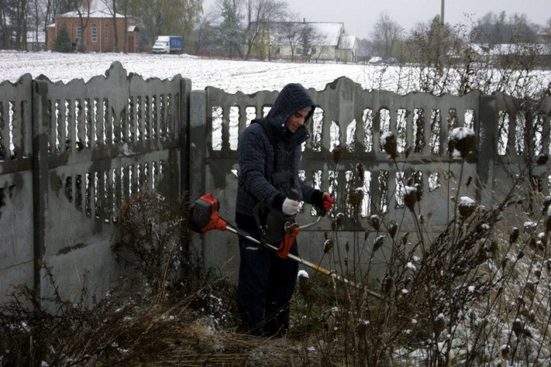 Bractwo sprzątało cmentarz w Holeszowie