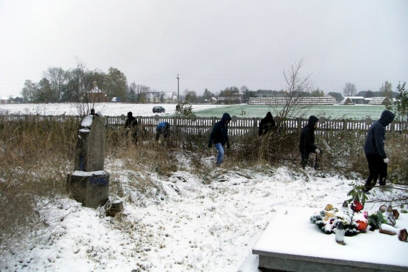 Bractwo sprzątało cmentarz w Holeszowie