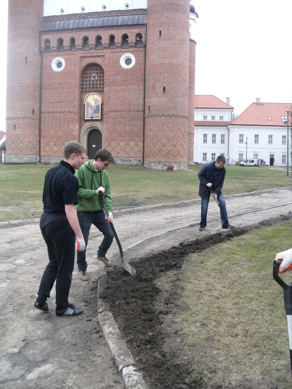 Prace porządkowe w monasterze w Supraślu