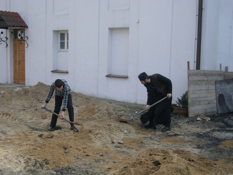 Prace porządkowe w monasterze w Supraślu