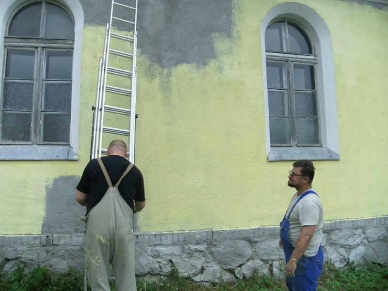 Prace młodzieży przy cerkwi św. Jerzego w Orzyszu