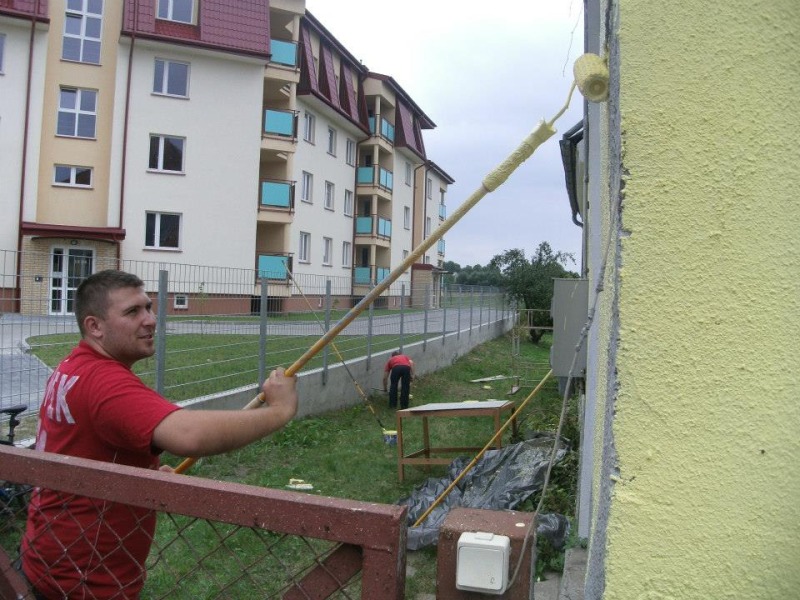 Prace młodzieży przy cerkwi św. Jerzego w Orzyszu