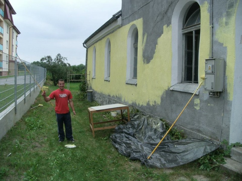 Prace młodzieży przy cerkwi św. Jerzego w Orzyszu