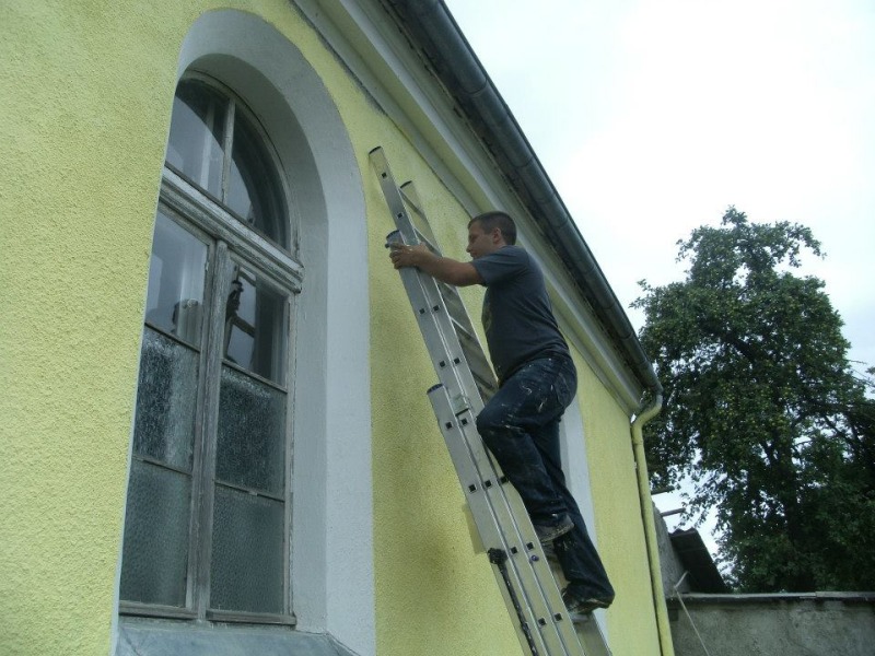Prace młodzieży przy cerkwi św. Jerzego w Orzyszu