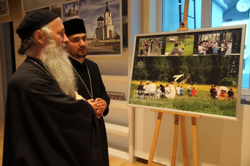 Tbilisi: Abp Izajasz z Nikozi odwiedził wystawę „Kolory Prawosławia.Polska”