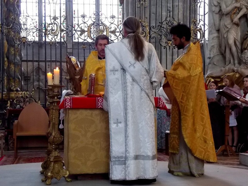 Prawosławne nabożeństwo w katolickiej katedrze Amiens (Francja)