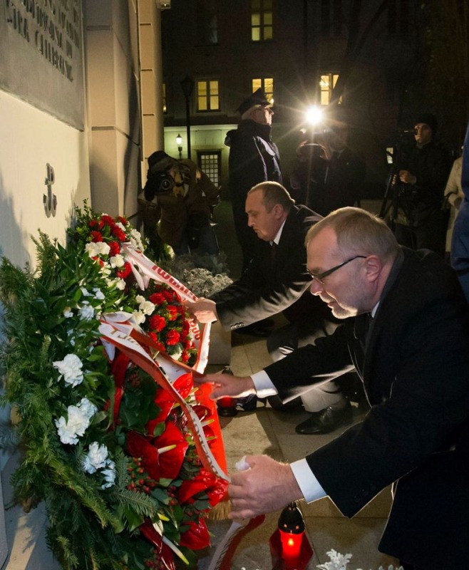 Znicze przed Uniwersytetem Warszawskim