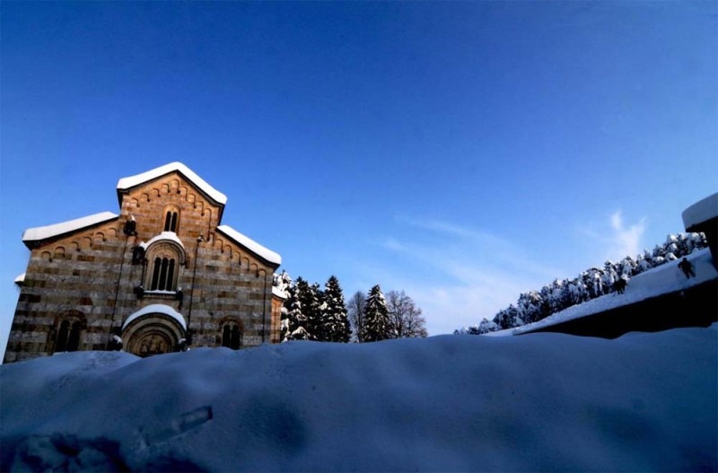 Serbski monaster Wysokie Deczany w zimowej krasie