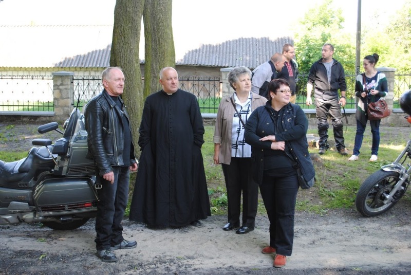Motocykliści na szlaku bieżeńców