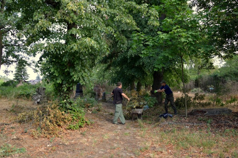 Sprzątanie najstarszego cmentarza w Łowiczu