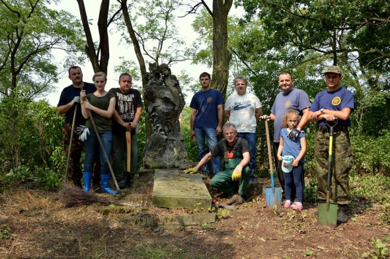 Sprzątanie najstarszego cmentarza w Łowiczu