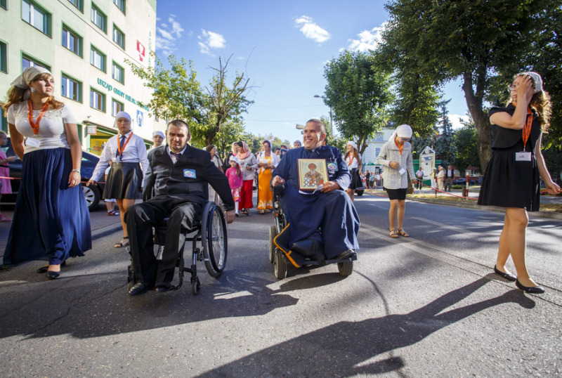 Procesja z relikwiami św. Spirydona ulicami Bielska Podlaskiego (+video)