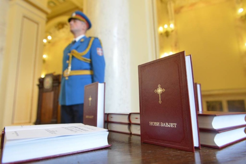 Egzemplarze Pisma Świętego i prawosławnych modlitewników dla serbskiej armii