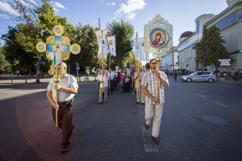 Procesja z relikwiami św. Spirydona ulicami Bielska Podlaskiego (+video)