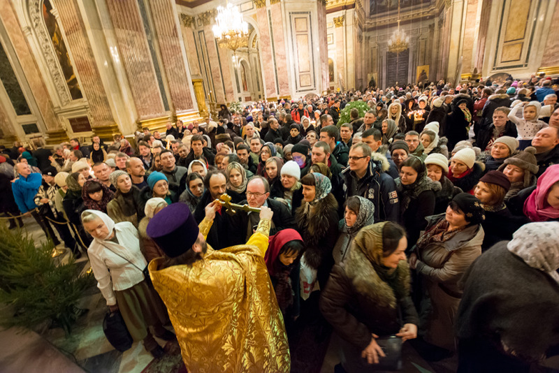 Pierwsza od 88 lat nocna Bożonarodzeniowa Liturgia w soborze św. Izaaka (Petersburg)