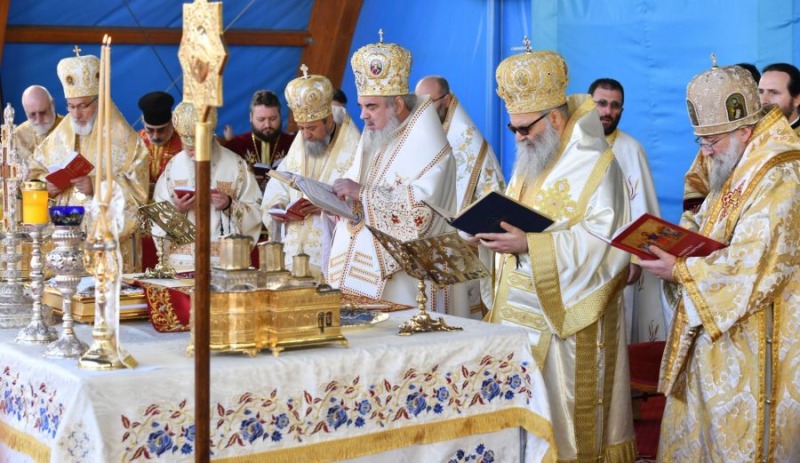 Od lewej: metropolita Rustawi Jan, patriarcha antiocheński Jan, patriarcha rumuński Daniel