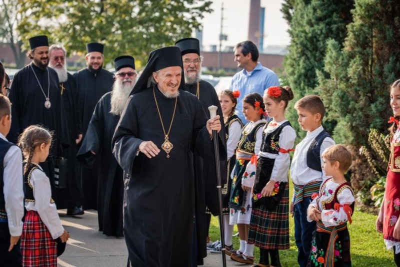 Władyka Mitrofan (Kodić) zmierzający do cerkwi