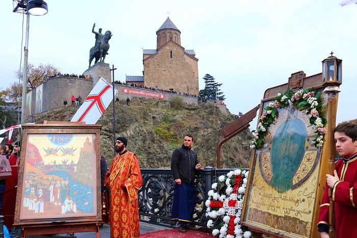 Procesja z ikonami 100 tys. męczenników (po lewej) i Chrystusa (po prawej)