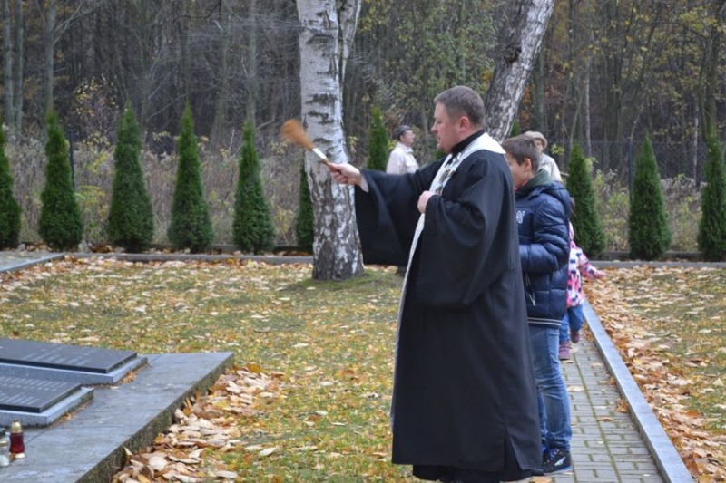 Modlitwa na wałbrzyskim cmentarzu wojskowym