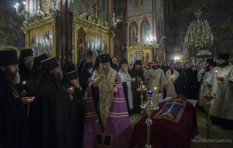 Abp. Teognost sprawujący panichidę za duszę zmarłego - Troicko-Siergijewska Ławra