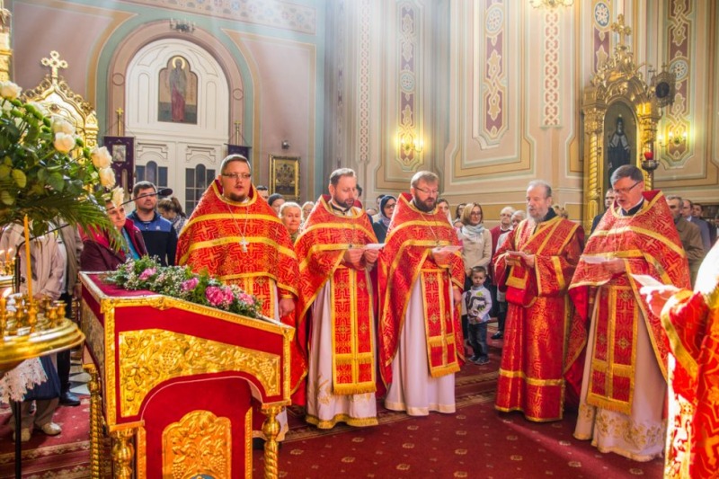„Przyjdźcie, wierni, pokłońmy się Życiodajnemu drzewu…”