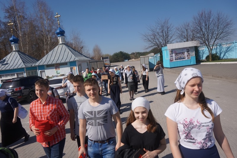Pielgrzymka hajnowskich uczniów do Poczajowa