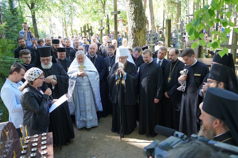 Poświęcenie krzyża ku czci śp. abpa Jeremiasza