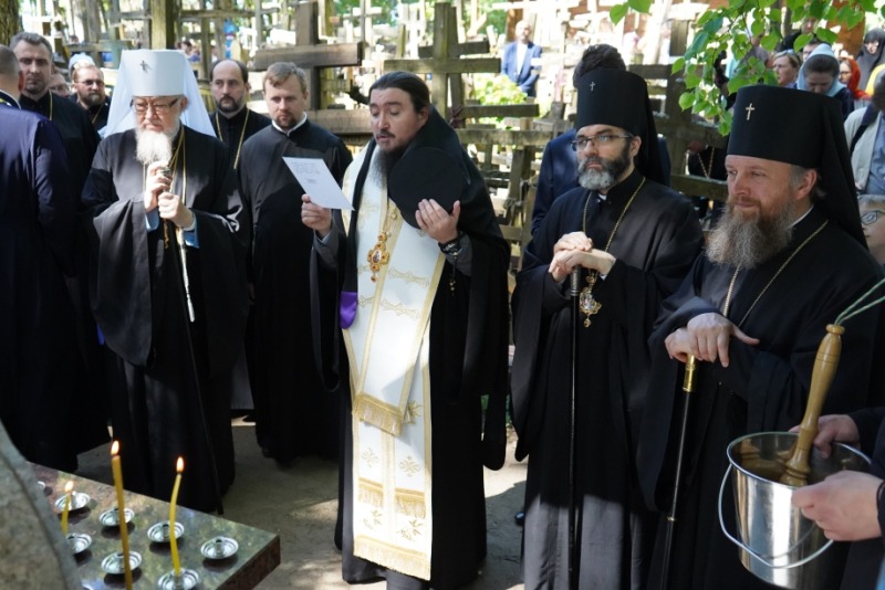 Poświęcenie krzyża ku czci śp. abpa Jeremiasza