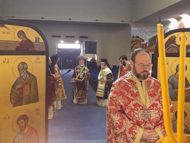 Archimandryta Maksym, w tle metropolita Jeremiasz i biskup Makary