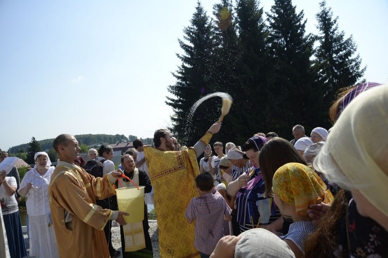 Masowy chrzest w 1030 rocznicę Chrztu Rusi