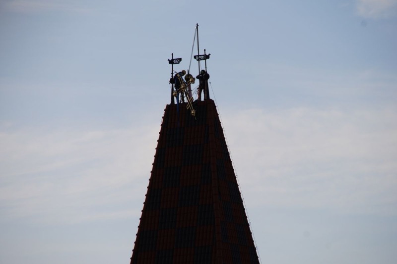 Sześcioramienny krzyż zwieńczył wieżę wrocławskiej katedry