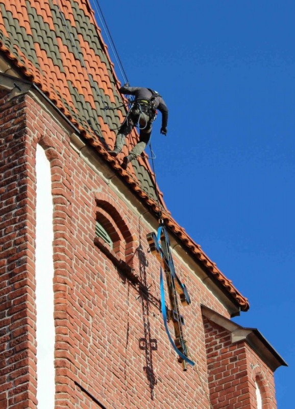 Sześcioramienny krzyż zwieńczył wieżę wrocławskiej katedry