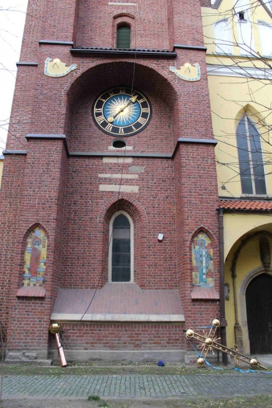 Sześcioramienny krzyż zwieńczył wieżę wrocławskiej katedry