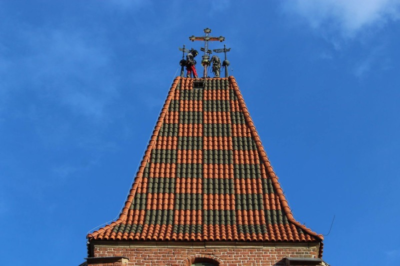 Sześcioramienny krzyż zwieńczył wieżę wrocławskiej katedry