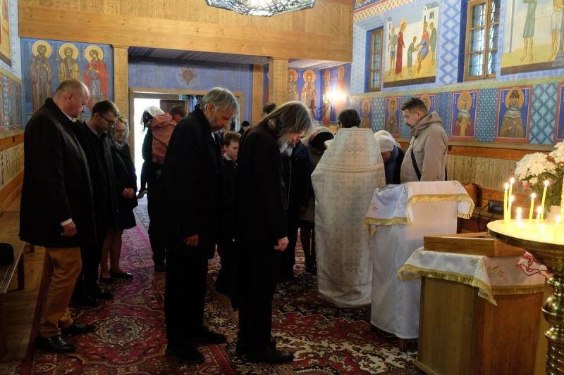 Umieszczenie tabliczki na krzyżu na Grabarce