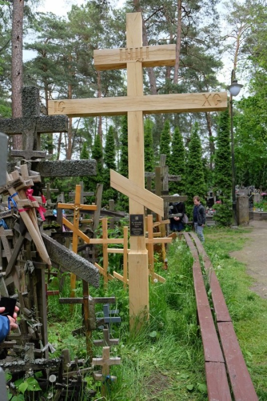 Umieszczenie tabliczki na krzyżu na Grabarce