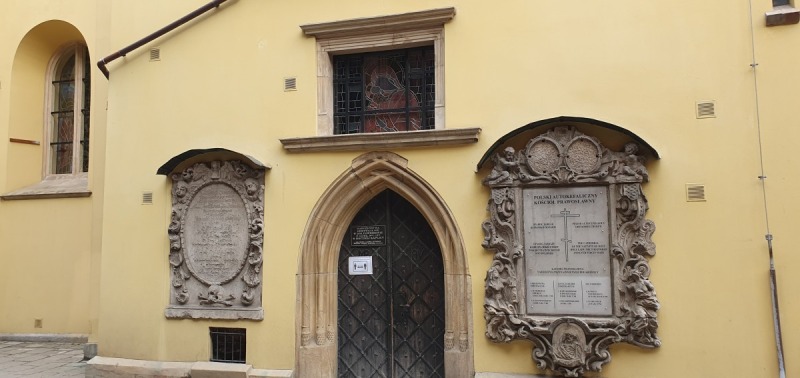 Etap końcowy prac przy renowacji zabytkowej stolarki okiennej we wrocławskiej katedrze